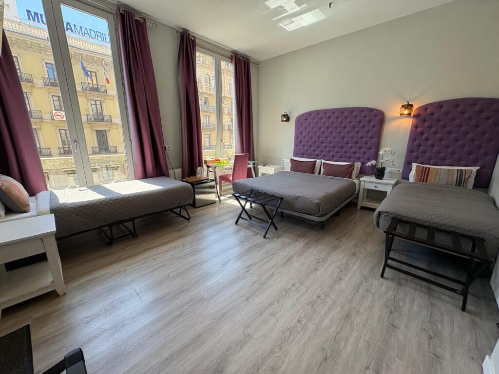 Quadruple room with private bathroom at Hotel Ginebra Barcelona, featuring one double bed and two single beds