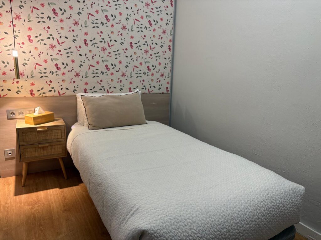Single room with private bathroom at Hotel Ginebra Barcelona