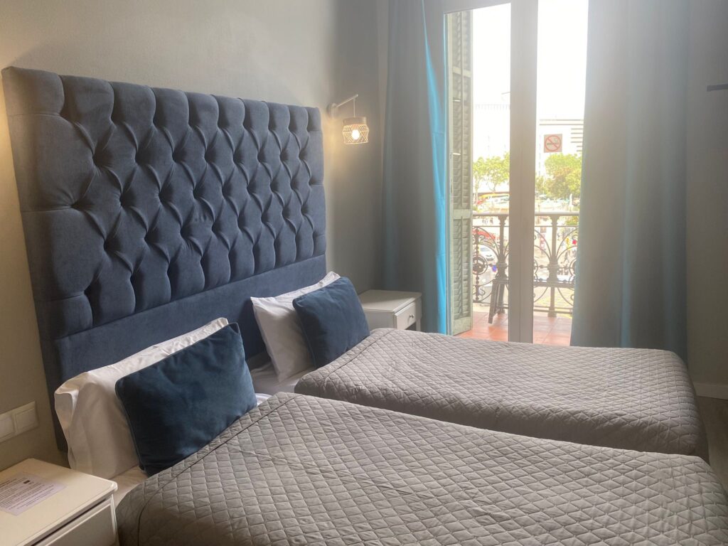 Double room with private bathroom and view of Plaça Catalunya at Hotel Ginebra Barcelona