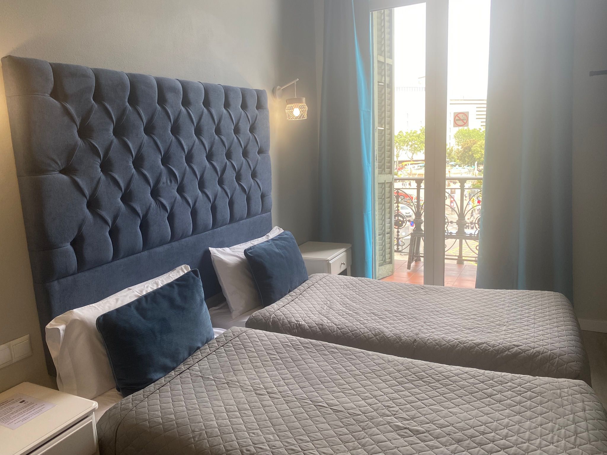 Double room with private bathroom and view of Plaça Catalunya at Hotel Ginebra Barcelona