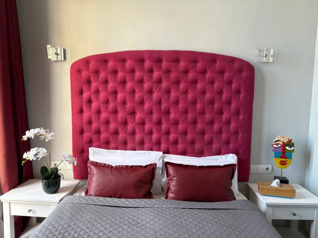 Spacious triple room with private bathroom at Hotel Ginebra Barcelona