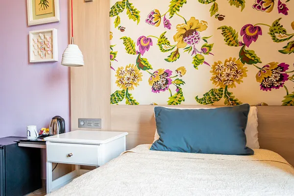 Elegant Single Room with Private Bathroom, balcony and city views at Hotel Ginebra Barcelona.