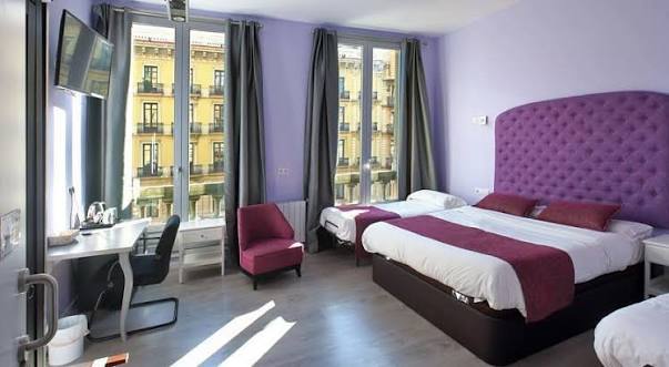 Quad Room with Private Bathroom at Hotel Ginebra Barcelona, featuring comfortable furnishings and a practical, welcoming interior.