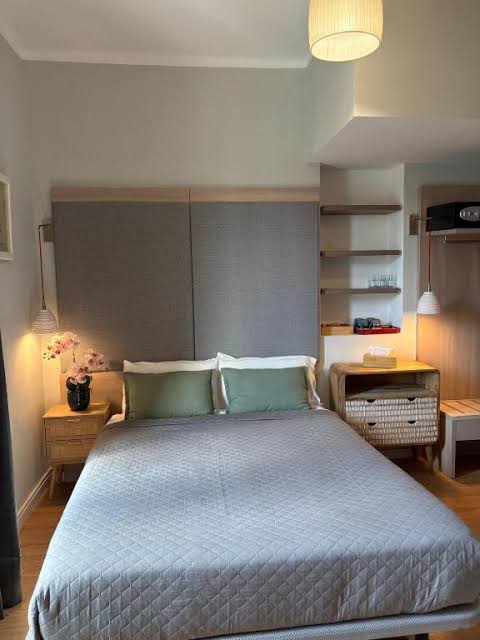 Quad bedroom at Hotel Ginebra Barcelona with four comfortable beds and a bright, welcoming interior.