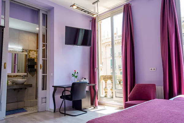 Elegant Triple Room with Private Bathroom at Hotel Ginebra Barcelona, featuring comfortable furnishings and a welcoming interior.