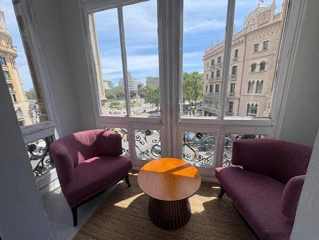 Quadruple Suite at Hotel Ginebra Barcelona with private bathroom, internal balcony and views of Plaza Catalunya