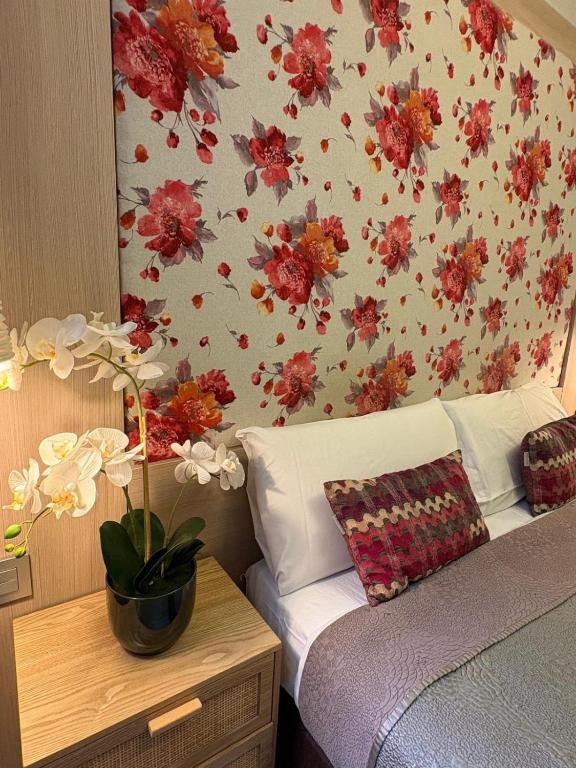 Alt text: Double Budget Room at Hotel Ginebra Barcelona with comfortable furnishings and a practical, welcoming interior.