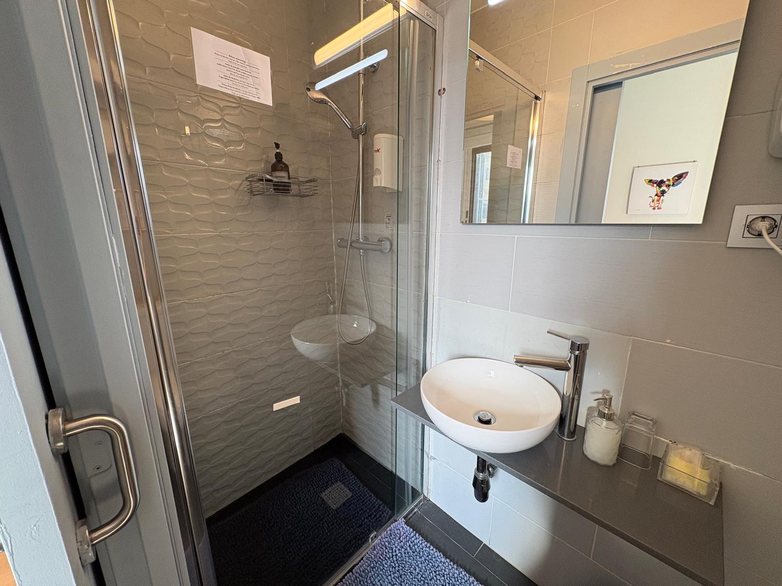 Private bathroom of a Double Room at Hotel Ginebra Barcelona, featuring a clean and elegant interior.
