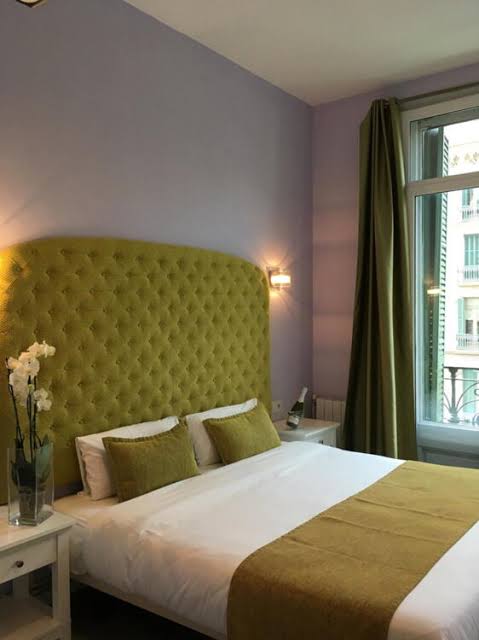 Double Room at Hotel Ginebra Barcelona with views of Plaza Catalunya and a bright, comfortable interior.