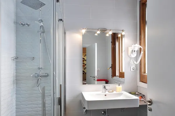 Private bathroom of a Single Room at Hotel Ginebra Barcelona, featuring a clean and comfortable interior.