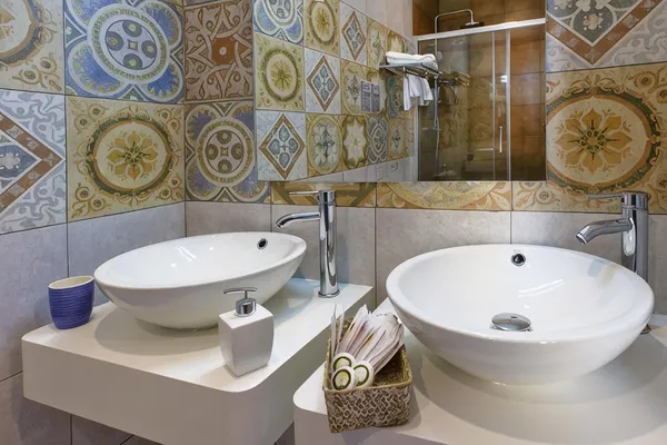 Elegant private bathroom of a Triple Room at Hotel Ginebra Barcelona, featuring modern fixtures and a clean, refined interior.