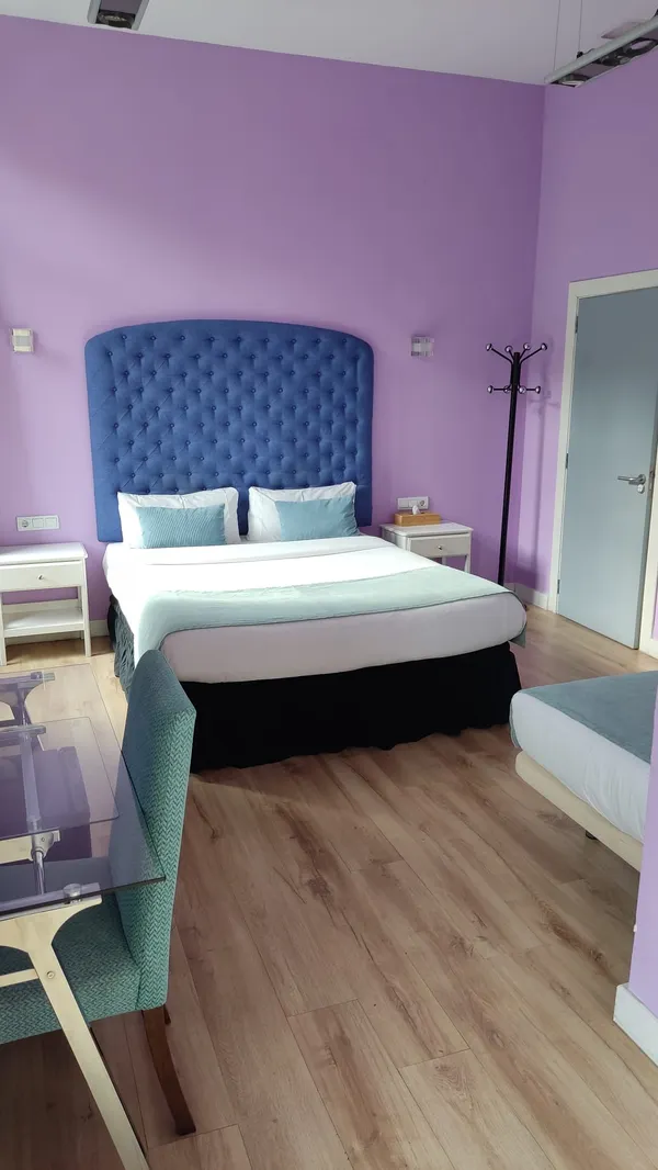 Stylish Triple Room with Private Bathroom at Hotel Ginebra Barcelona, offering a comfortable and thoughtfully furnished interior.