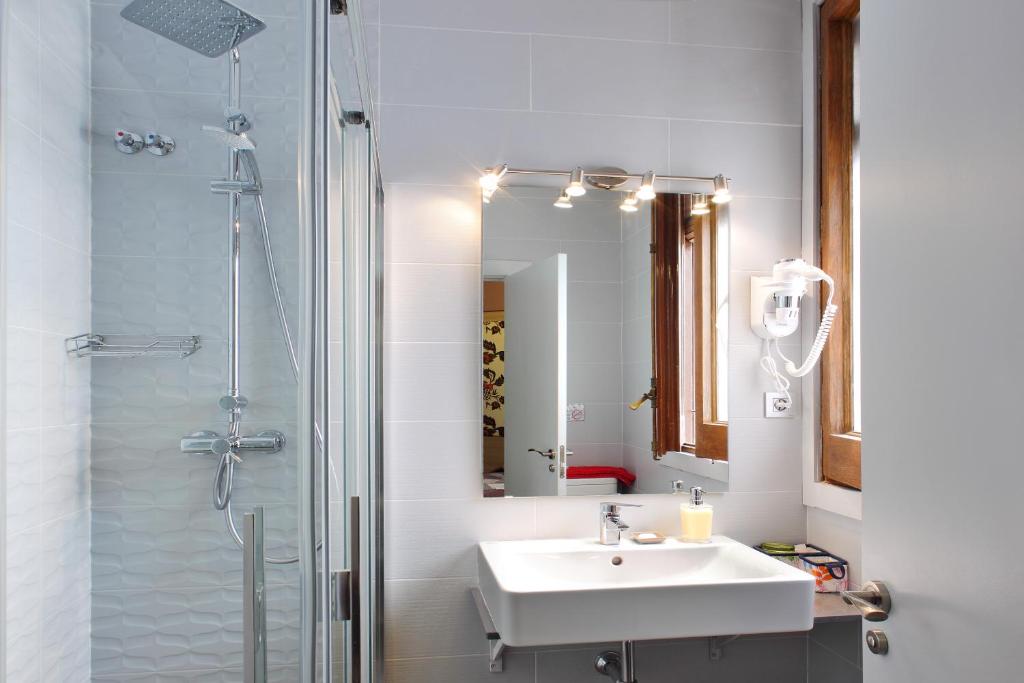 Baño de la habitación individual de Hotel Ginebra Barcelona